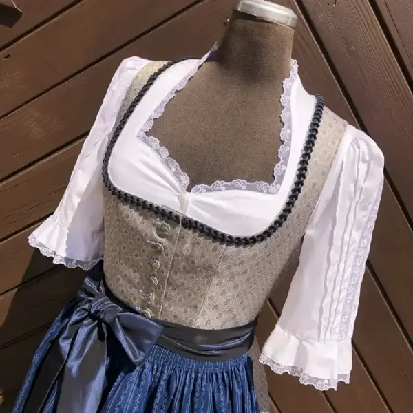 Waldorff Dirndlbluse kurzarm mit Schneewittchenkragen No. 2 – Bild 1 – Chiemgauer Heimatwerk Trachten-Onlineshop Waldorff Dirndlbluse kurzarm mit Schneewittchenkragen No. 2 - Bild 1 - Chiemgauer Heimatwerk Trachten-Onlineshop
