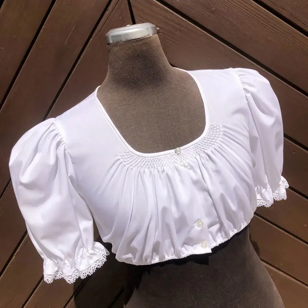 Waldorff Dirndlbluse kurzarm mit Smok No. 7 – Bild 2 – Chiemgauer Heimatwerk Trachten-Onlineshop Waldorff Dirndlbluse kurzarm mit Smok No. 7 - Bild 2 - Chiemgauer Heimatwerk Trachten-Onlineshop
