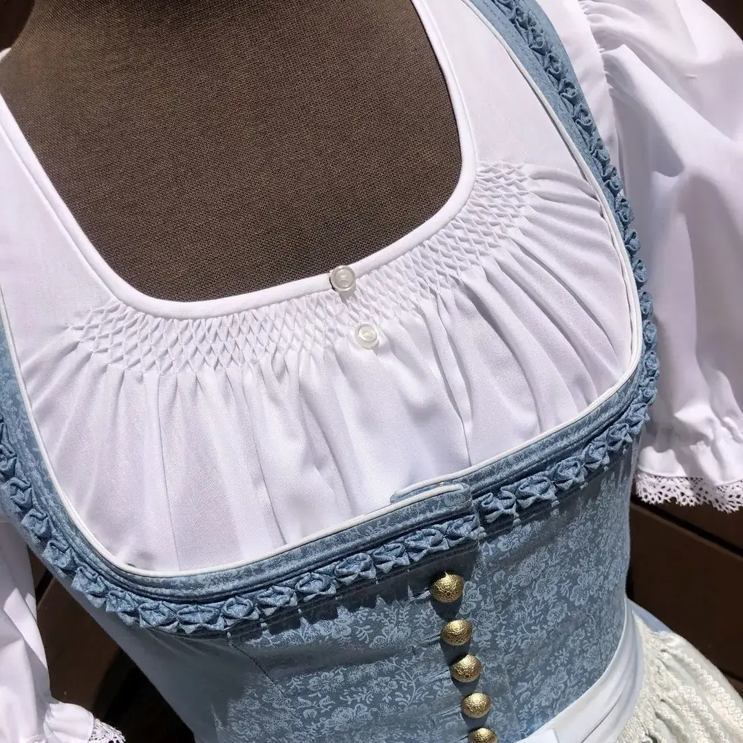 Waldorff Dirndlbluse kurzarm mit Smok No. 7 – Bild 23 – Chiemgauer Heimatwerk Trachten-Onlineshop Waldorff Dirndlbluse kurzarm mit Smok No. 7 - Bild 23 - Chiemgauer Heimatwerk Trachten-Onlineshop