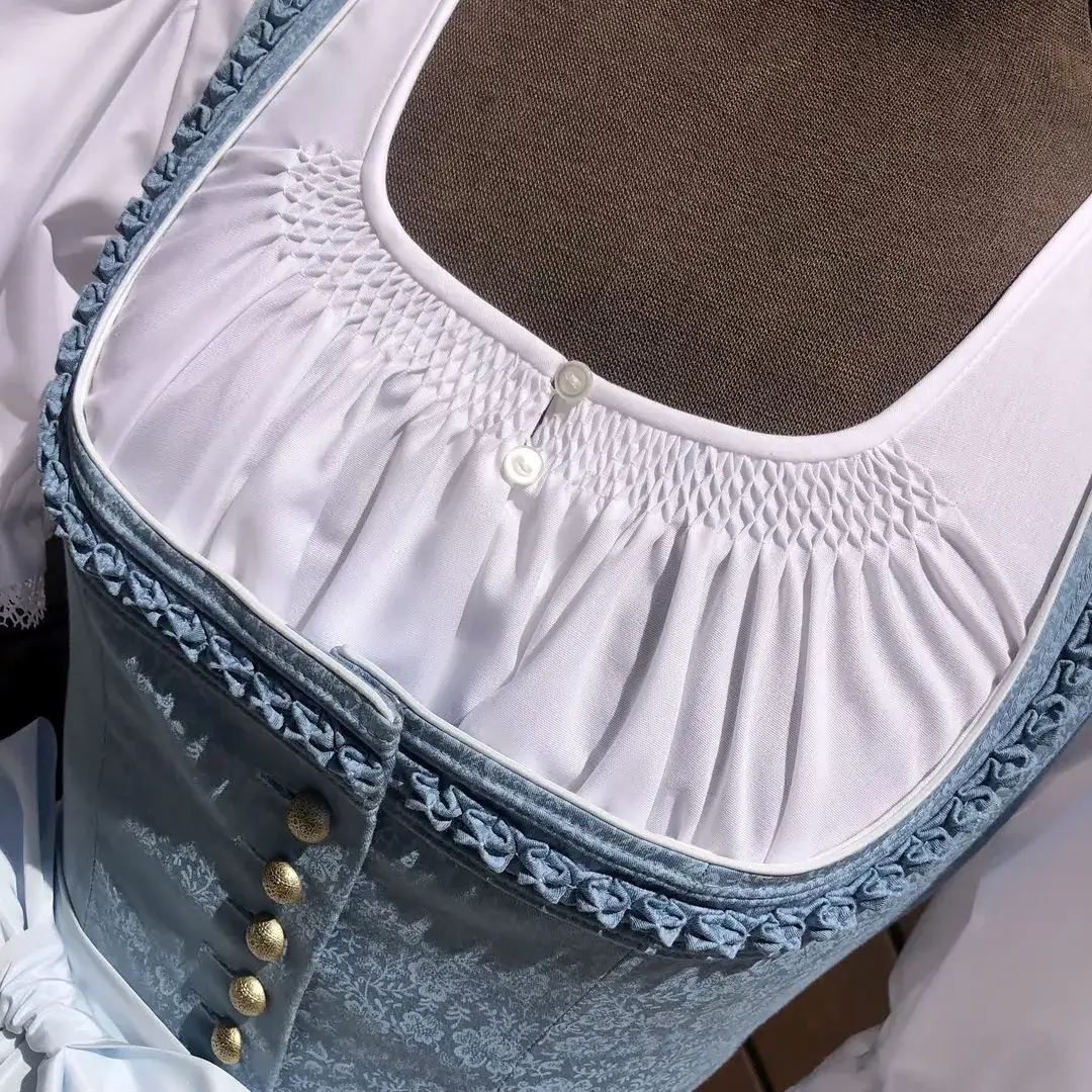 Waldorff Dirndlbluse kurzarm mit Smok No. 7 – Bild 30 – Chiemgauer Heimatwerk Trachten-Onlineshop Waldorff Dirndlbluse kurzarm mit Smok No. 7 - Bild 30 - Chiemgauer Heimatwerk Trachten-Onlineshop