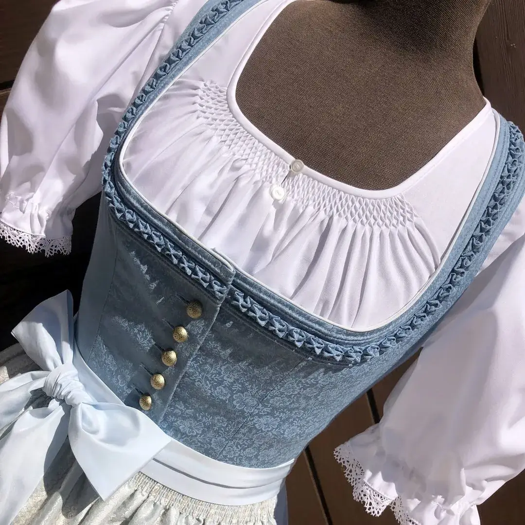 Waldorff Dirndlbluse kurzarm mit Smok No. 7 – Bild 31 – Chiemgauer Heimatwerk Trachten-Onlineshop Waldorff Dirndlbluse kurzarm mit Smok No. 7 - Bild 31 - Chiemgauer Heimatwerk Trachten-Onlineshop