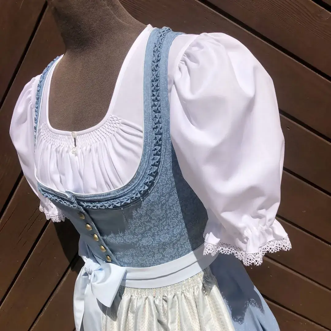 Waldorff Dirndlbluse kurzarm mit Smok No. 7 – Bild 4 – Chiemgauer Heimatwerk Trachten-Onlineshop Waldorff Dirndlbluse kurzarm mit Smok No. 7 - Bild 4 - Chiemgauer Heimatwerk Trachten-Onlineshop