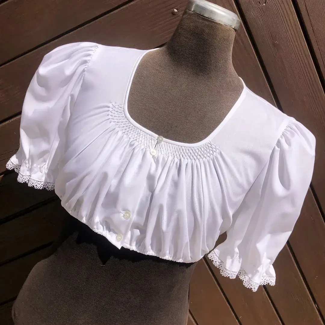 Waldorff Dirndlbluse kurzarm mit Smok No. 7 – Bild 7 – Chiemgauer Heimatwerk Trachten-Onlineshop Waldorff Dirndlbluse kurzarm mit Smok No. 7 - Bild 7 - Chiemgauer Heimatwerk Trachten-Onlineshop
