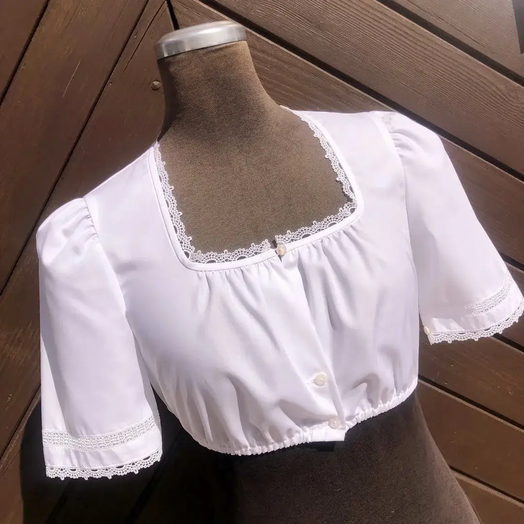 Waldorff Dirndlbluse kurzarm mit Spitze No. 2 – Bild 15 – Chiemgauer Heimatwerk Trachten-Onlineshop Waldorff Dirndlbluse kurzarm mit Spitze No. 2 - Bild 15 - Chiemgauer Heimatwerk Trachten-Onlineshop