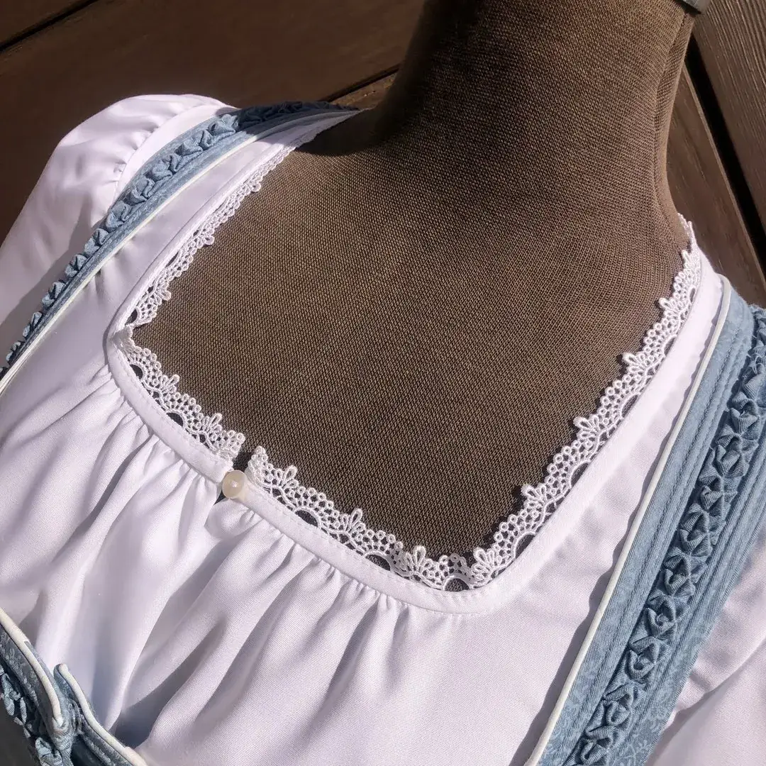 Waldorff Dirndlbluse kurzarm mit Spitze No. 2 – Bild 21 – Chiemgauer Heimatwerk Trachten-Onlineshop Waldorff Dirndlbluse kurzarm mit Spitze No. 2 - Bild 21 - Chiemgauer Heimatwerk Trachten-Onlineshop
