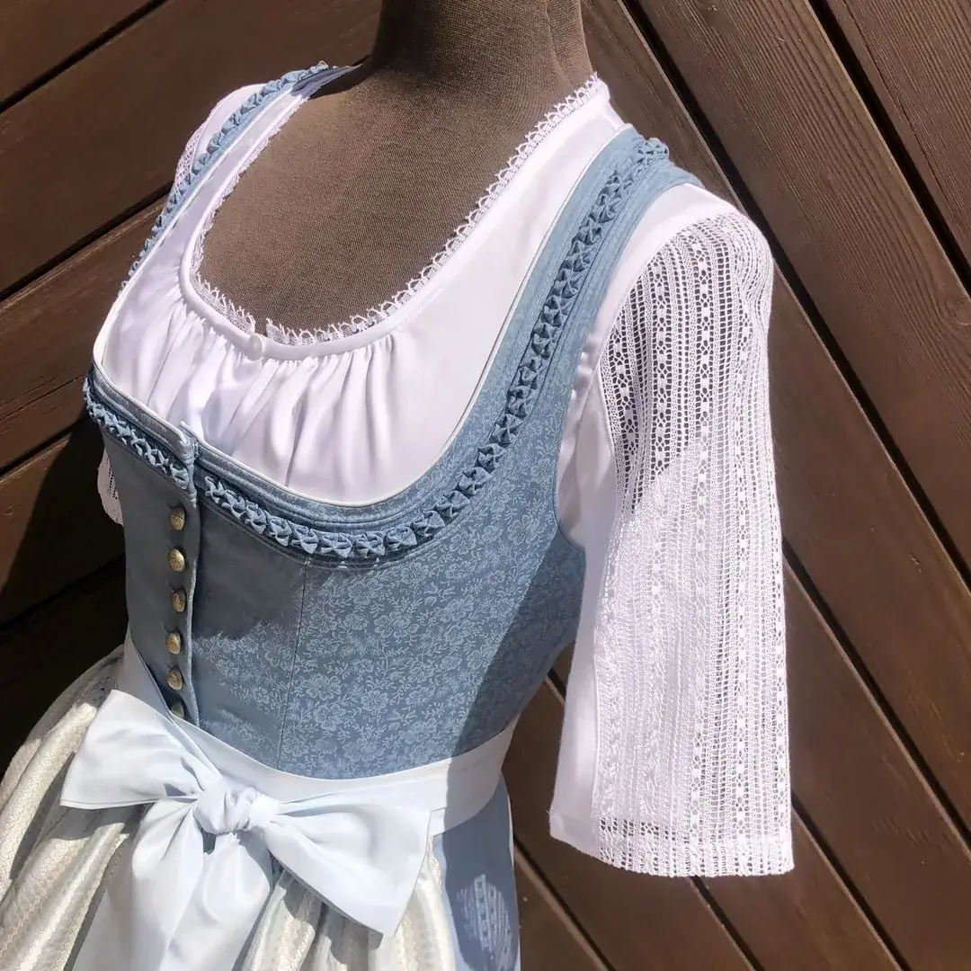 Waldorff Dirndlbluse kurzarm mit Spitzenärmeln No. 3 – Bild 22 – Chiemgauer Heimatwerk Trachten-Onlineshop Waldorff Dirndlbluse kurzarm mit Spitzenärmeln No. 3 - Bild 22 - Chiemgauer Heimatwerk Trachten-Onlineshop