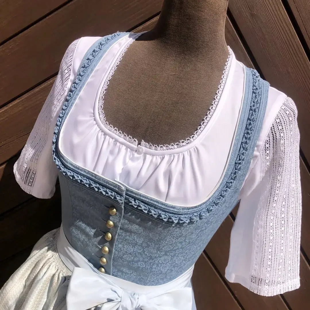 Waldorff Dirndlbluse kurzarm mit Spitzenärmeln No. 3 – Bild 3 – Chiemgauer Heimatwerk Trachten-Onlineshop Waldorff Dirndlbluse kurzarm mit Spitzenärmeln No. 3 - Bild 3 - Chiemgauer Heimatwerk Trachten-Onlineshop