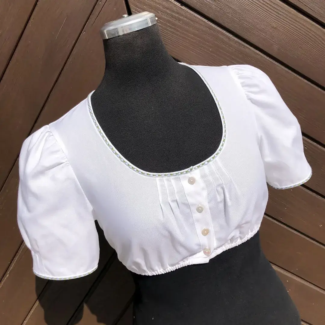 Waldorff Dirndlbluse kurzarm mit Stickerei blau – Bild 2 – Chiemgauer Heimatwerk Trachten-Onlineshop Waldorff Dirndlbluse kurzarm mit Stickerei blau - Bild 2 - Chiemgauer Heimatwerk Trachten-Onlineshop
