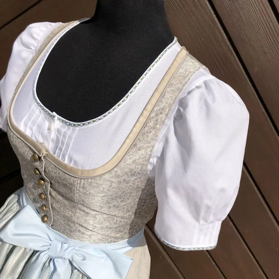 Waldorff Dirndlbluse kurzarm mit Stickerei blau – Bild 30 – Chiemgauer Heimatwerk Trachten-Onlineshop Waldorff Dirndlbluse kurzarm mit Stickerei blau - Bild 30 - Chiemgauer Heimatwerk Trachten-Onlineshop