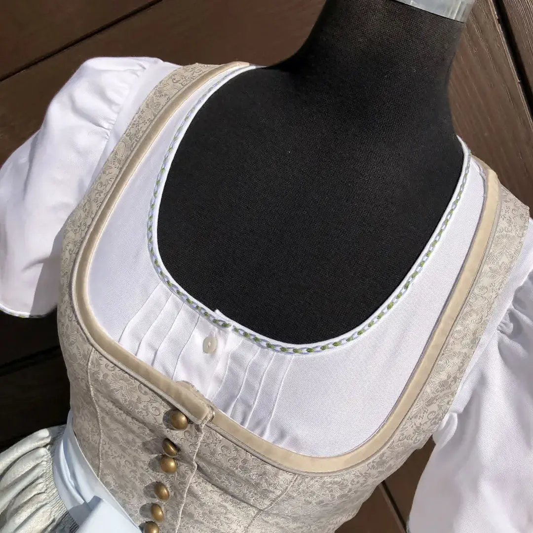 Waldorff Dirndlbluse kurzarm mit Stickerei blau – Bild 9 – Chiemgauer Heimatwerk Trachten-Onlineshop Waldorff Dirndlbluse kurzarm mit Stickerei blau - Bild 9 - Chiemgauer Heimatwerk Trachten-Onlineshop
