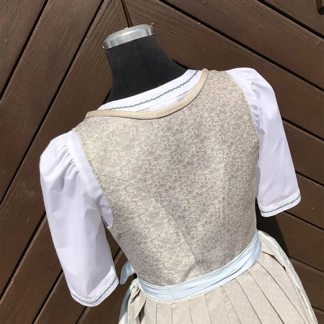 Waldorff Dirndlbluse kurzarm mit Stickerei grün – Bild 8 – Chiemgauer Heimatwerk Trachten-Onlineshop Waldorff Dirndlbluse kurzarm mit Stickerei grün - Bild 8 - Chiemgauer Heimatwerk Trachten-Onlineshop