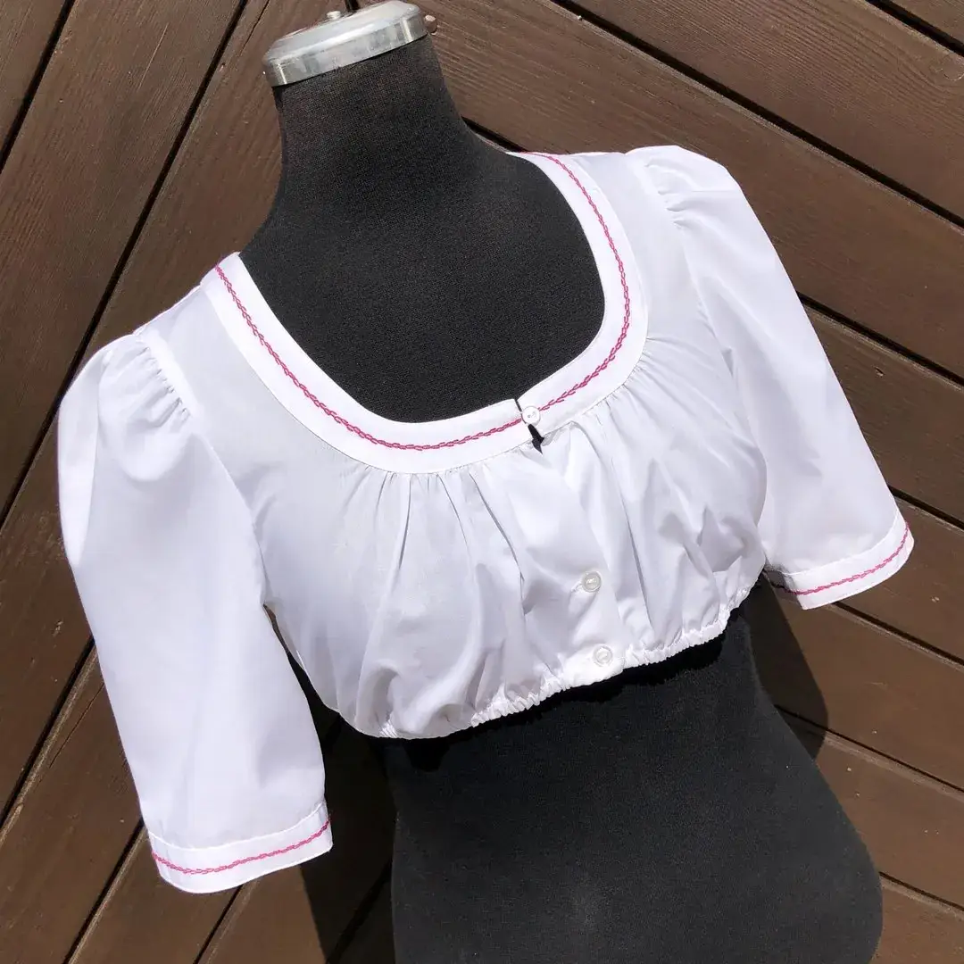 Waldorff Dirndlbluse kurzarm mit Stickerei himbeer – Bild 2 – Chiemgauer Heimatwerk Trachten-Onlineshop Waldorff Dirndlbluse kurzarm mit Stickerei himbeer - Bild 2 - Chiemgauer Heimatwerk Trachten-Onlineshop