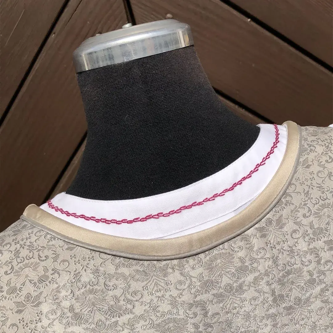 Waldorff Dirndlbluse kurzarm mit Stickerei himbeer – Bild 3 – Chiemgauer Heimatwerk Trachten-Onlineshop Waldorff Dirndlbluse kurzarm mit Stickerei himbeer - Bild 3 - Chiemgauer Heimatwerk Trachten-Onlineshop