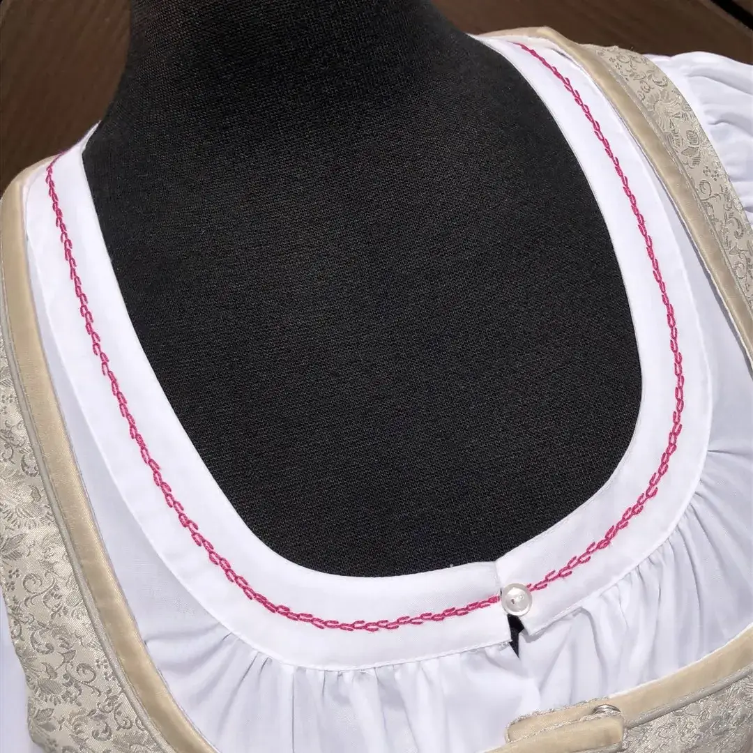 Waldorff Dirndlbluse kurzarm mit Stickerei himbeer – Bild 31 – Chiemgauer Heimatwerk Trachten-Onlineshop Waldorff Dirndlbluse kurzarm mit Stickerei himbeer - Bild 31 - Chiemgauer Heimatwerk Trachten-Onlineshop