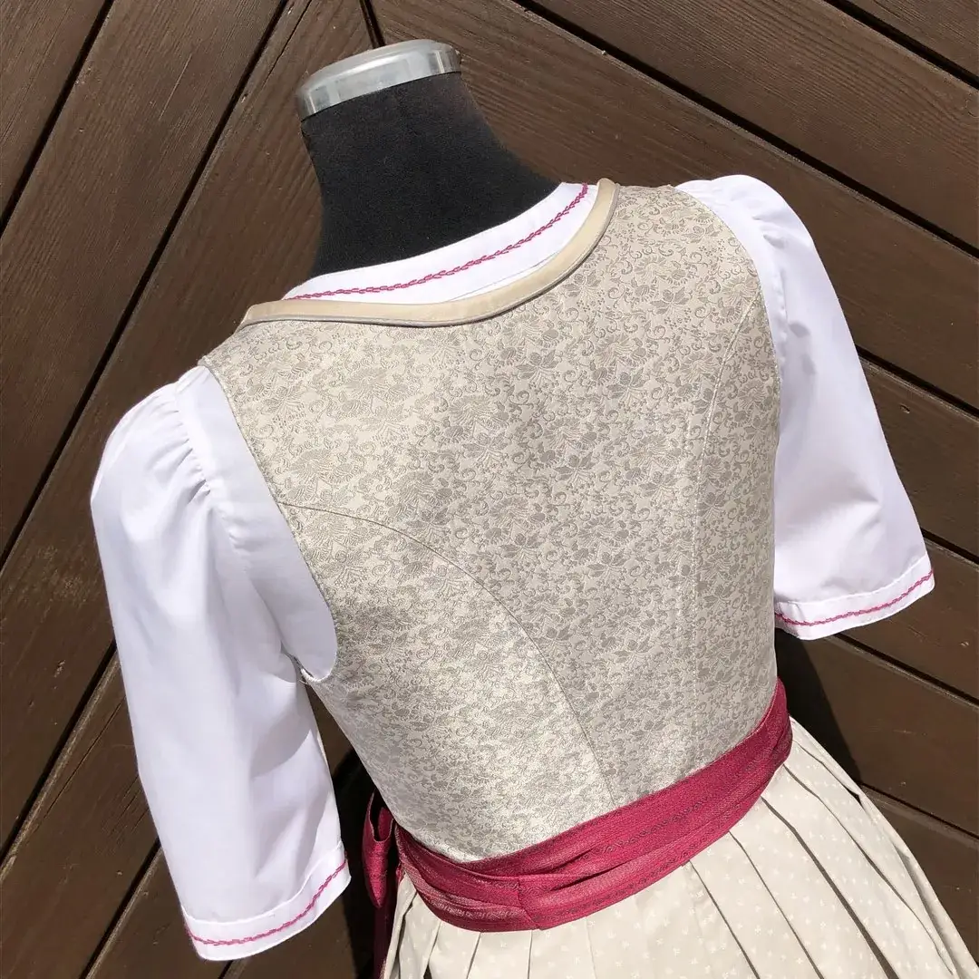 Waldorff Dirndlbluse kurzarm mit Stickerei himbeer – Bild 46 – Chiemgauer Heimatwerk Trachten-Onlineshop Waldorff Dirndlbluse kurzarm mit Stickerei himbeer - Bild 46 - Chiemgauer Heimatwerk Trachten-Onlineshop