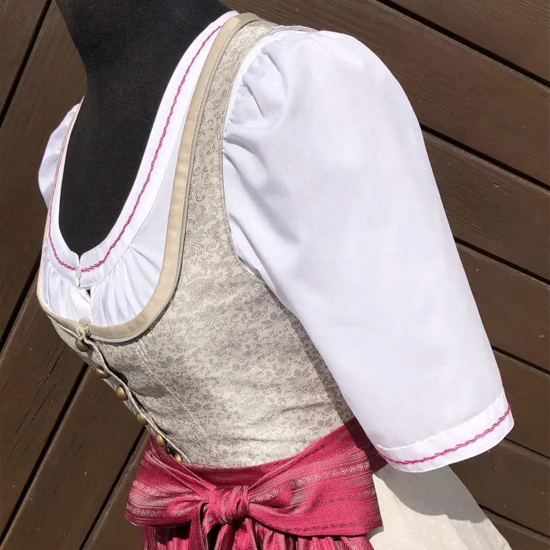 Waldorff Dirndlbluse kurzarm mit Stickerei himbeer – Bild 49 – Chiemgauer Heimatwerk Trachten-Onlineshop Waldorff Dirndlbluse kurzarm mit Stickerei himbeer - Bild 49 - Chiemgauer Heimatwerk Trachten-Onlineshop