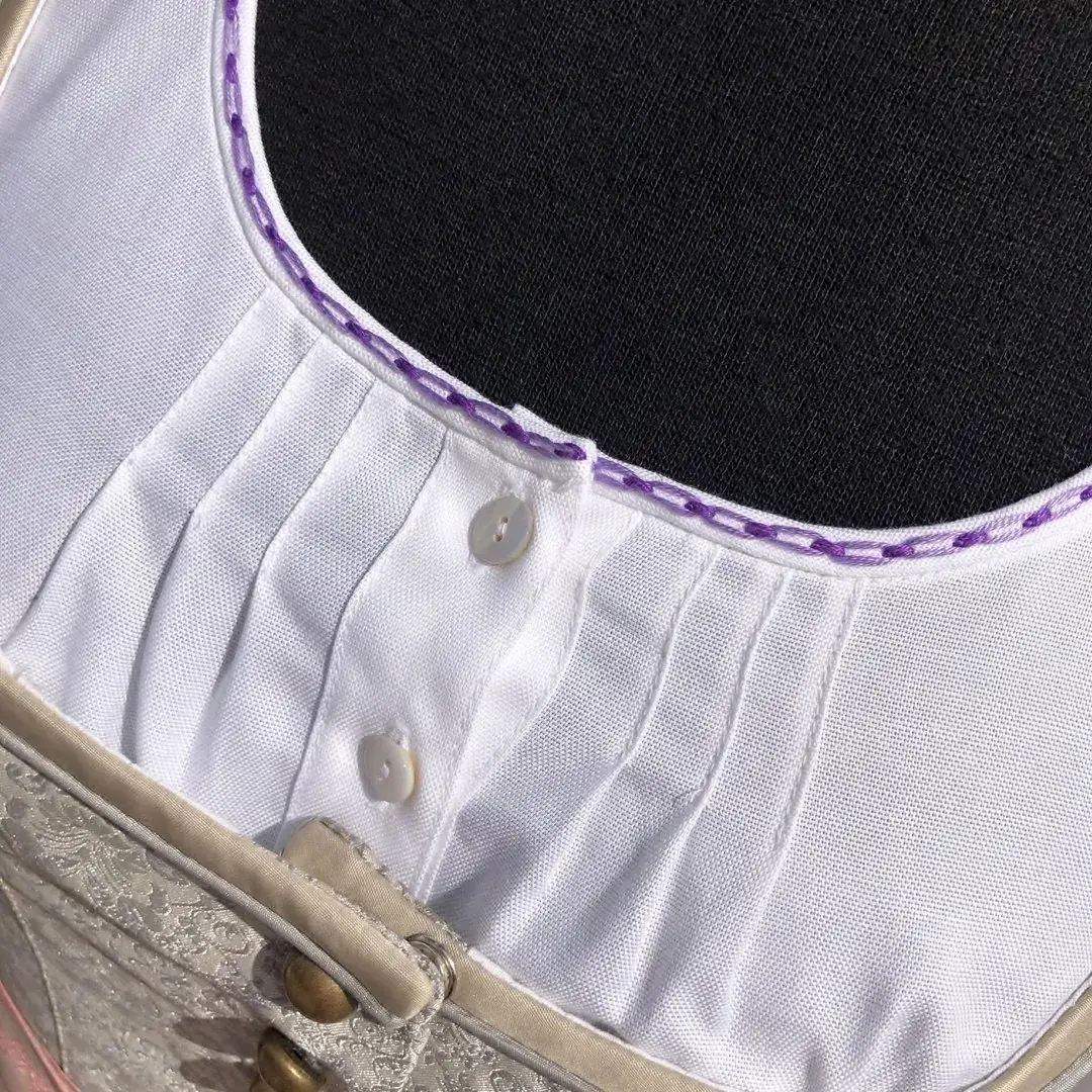 Waldorff Dirndlbluse kurzarm mit Stickerei lila No. 2 – Bild 16 – Chiemgauer Heimatwerk Trachten-Onlineshop Waldorff Dirndlbluse kurzarm mit Stickerei lila No. 2 - Bild 16 - Chiemgauer Heimatwerk Trachten-Onlineshop