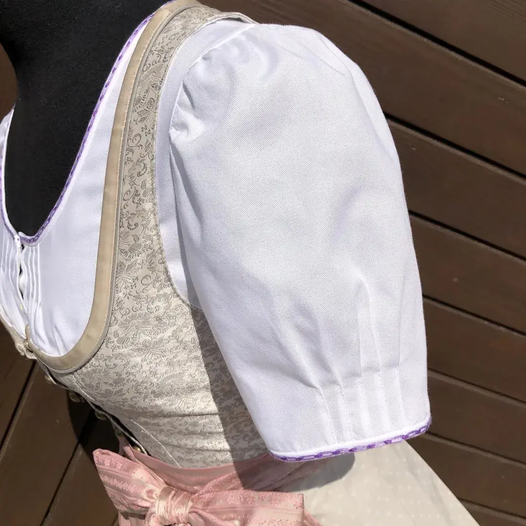 Waldorff Dirndlbluse kurzarm mit Stickerei lila No. 2 – Bild 6 – Chiemgauer Heimatwerk Trachten-Onlineshop Waldorff Dirndlbluse kurzarm mit Stickerei lila No. 2 - Bild 6 - Chiemgauer Heimatwerk Trachten-Onlineshop
