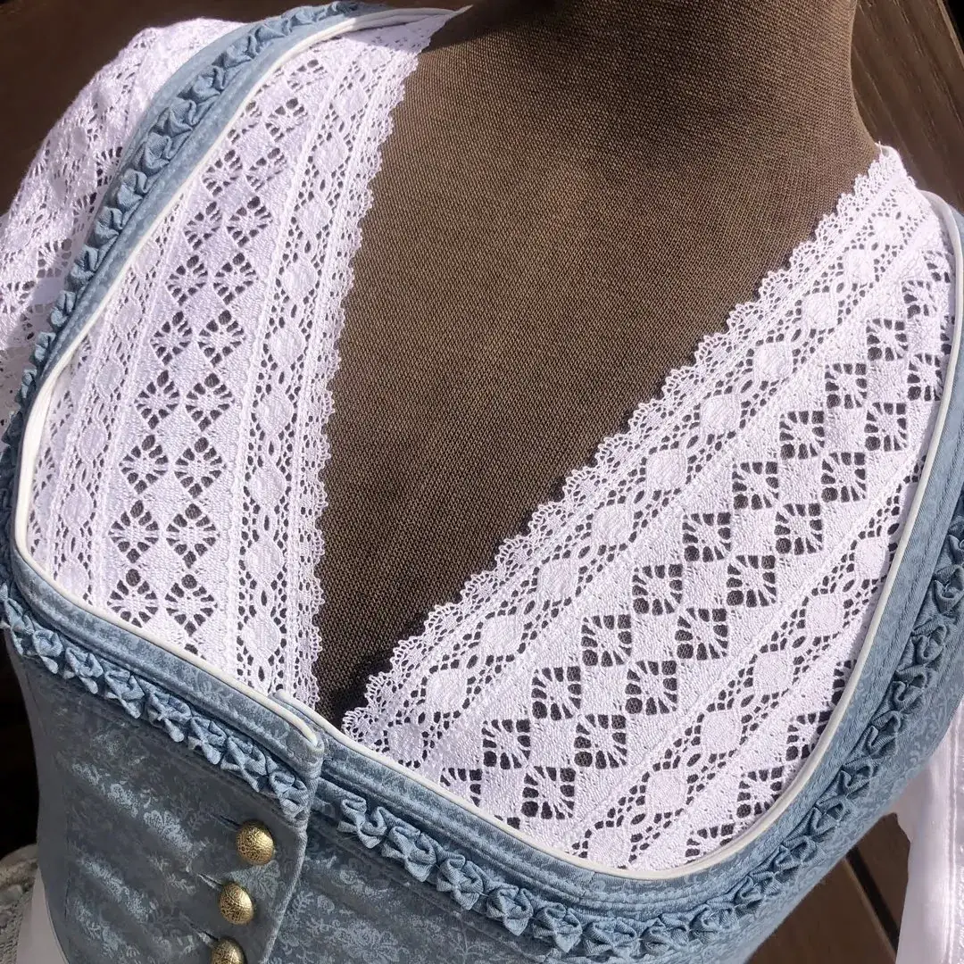 Waldorff Dirndlbluse kurzarm mit V-Ausschnitt No. 11 – Bild 41 – Chiemgauer Heimatwerk Trachten-Onlineshop Waldorff Dirndlbluse kurzarm mit V-Ausschnitt No. 11 - Bild 41 - Chiemgauer Heimatwerk Trachten-Onlineshop