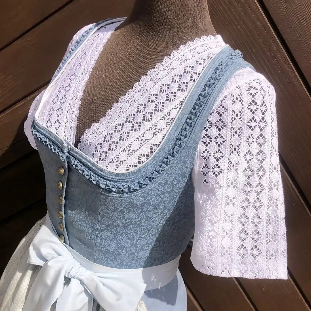 Waldorff Dirndlbluse kurzarm mit V-Ausschnitt No. 11 – Bild 46 – Chiemgauer Heimatwerk Trachten-Onlineshop Waldorff Dirndlbluse kurzarm mit V-Ausschnitt No. 11 - Bild 46 - Chiemgauer Heimatwerk Trachten-Onlineshop