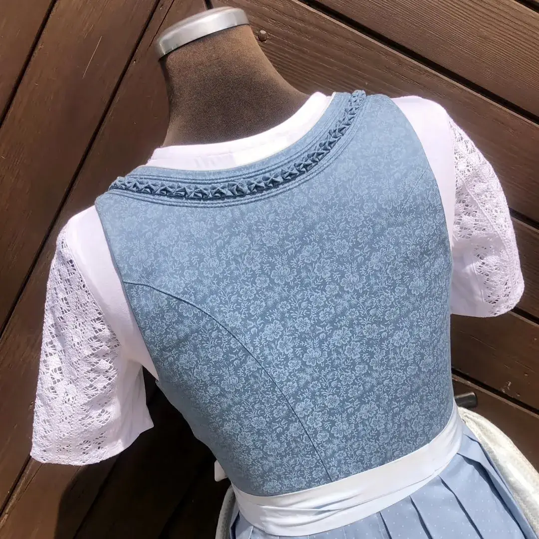 Waldorff Dirndlbluse kurzarm mit V-Ausschnitt No. 11 – Bild 53 – Chiemgauer Heimatwerk Trachten-Onlineshop Waldorff Dirndlbluse kurzarm mit V-Ausschnitt No. 11 - Bild 53 - Chiemgauer Heimatwerk Trachten-Onlineshop