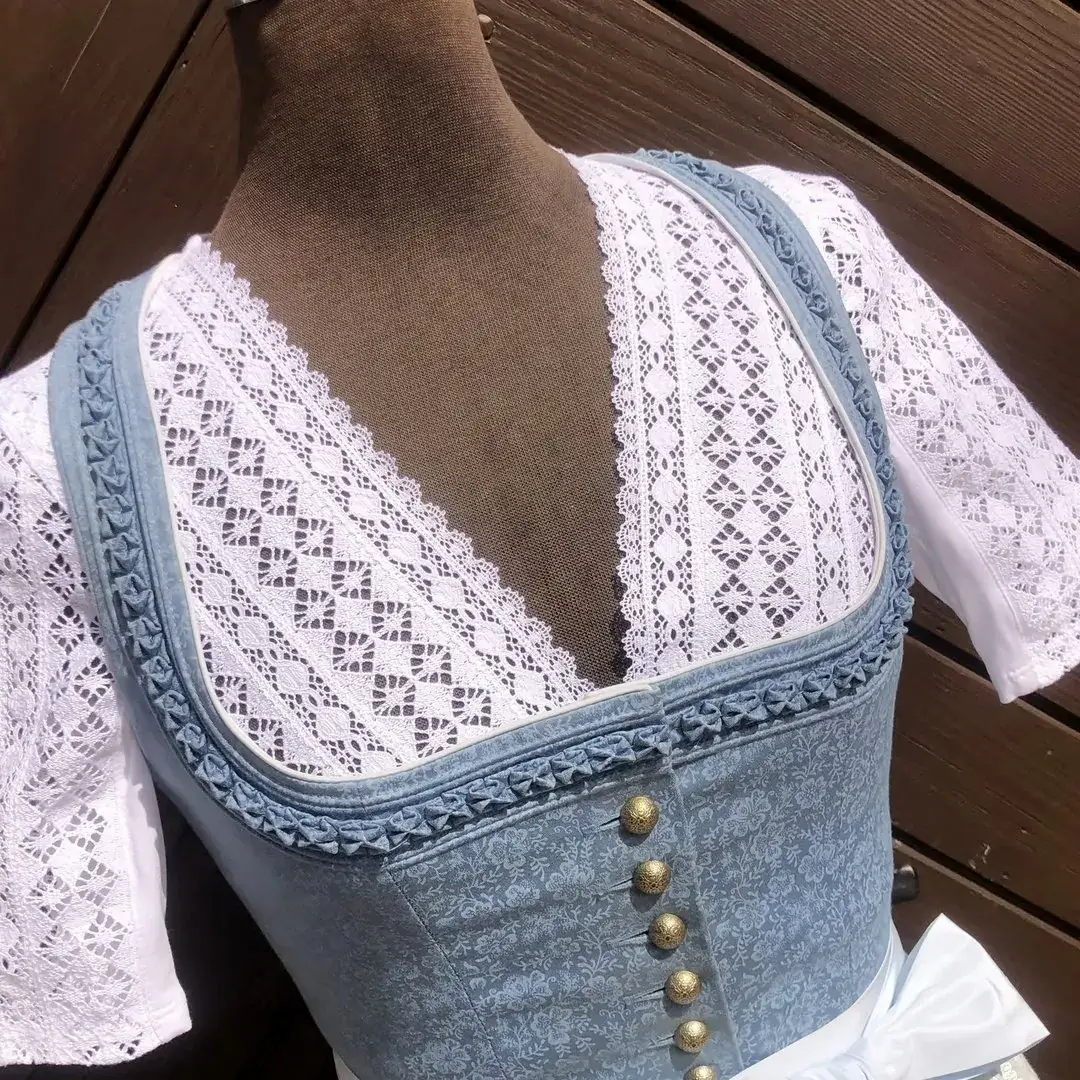 Waldorff Dirndlbluse kurzarm mit V-Ausschnitt No. 11 – Bild 61 – Chiemgauer Heimatwerk Trachten-Onlineshop Waldorff Dirndlbluse kurzarm mit V-Ausschnitt No. 11 - Bild 61 - Chiemgauer Heimatwerk Trachten-Onlineshop