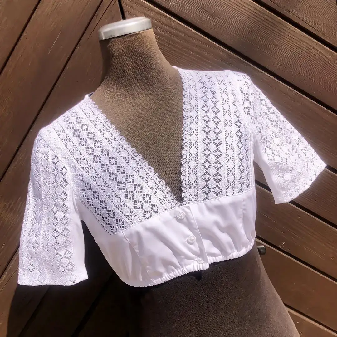 Waldorff Dirndlbluse kurzarm mit V-Ausschnitt No. 11 – Bild 63 – Chiemgauer Heimatwerk Trachten-Onlineshop Waldorff Dirndlbluse kurzarm mit V-Ausschnitt No. 11 - Bild 63 - Chiemgauer Heimatwerk Trachten-Onlineshop