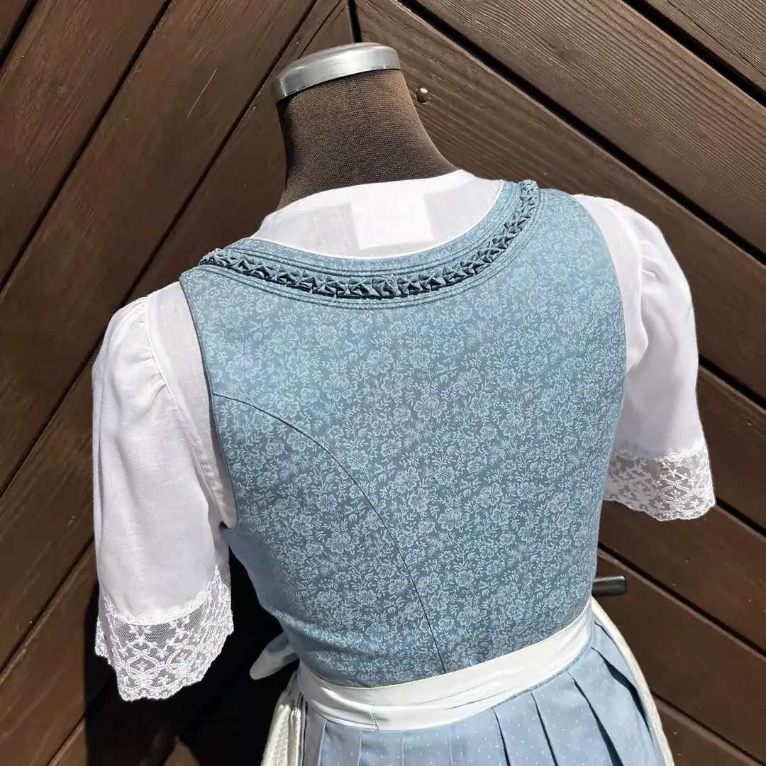 Waldorff Dirndlbluse kurzarm mit V-Ausschnitt No. 12 – Bild 39 – Chiemgauer Heimatwerk Trachten-Onlineshop Waldorff Dirndlbluse kurzarm mit V-Ausschnitt No. 12 - Bild 39 - Chiemgauer Heimatwerk Trachten-Onlineshop