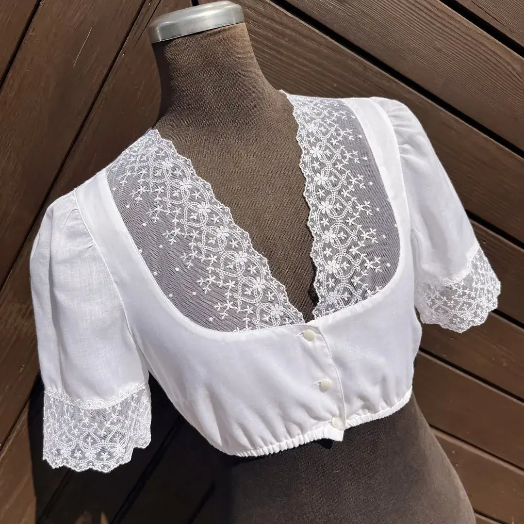 Waldorff Dirndlbluse kurzarm mit V-Ausschnitt No. 12 – Bild 43 – Chiemgauer Heimatwerk Trachten-Onlineshop Waldorff Dirndlbluse kurzarm mit V-Ausschnitt No. 12 - Bild 43 - Chiemgauer Heimatwerk Trachten-Onlineshop