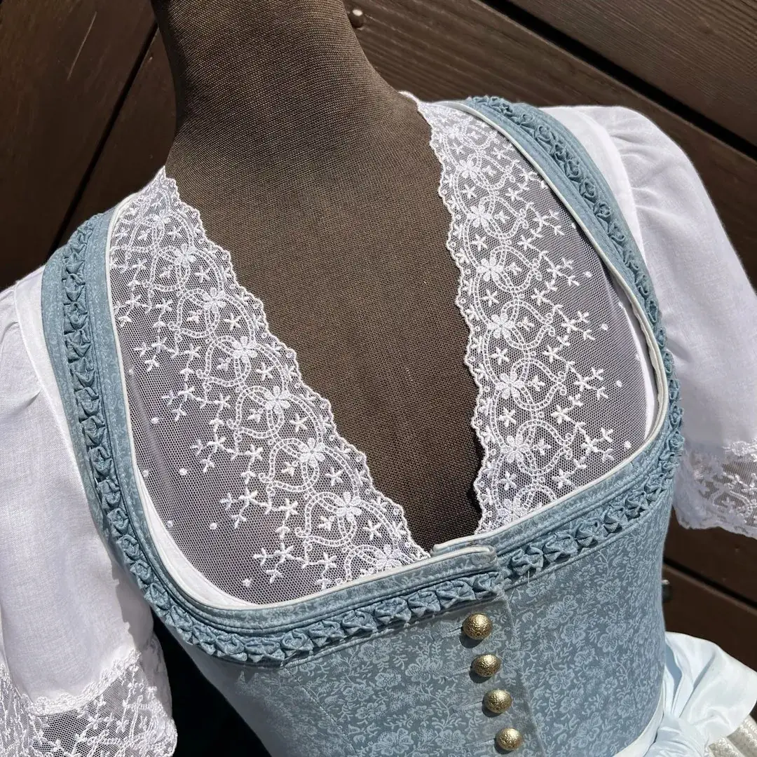 Waldorff Dirndlbluse kurzarm mit V-Ausschnitt No. 12 – Bild 48 – Chiemgauer Heimatwerk Trachten-Onlineshop Waldorff Dirndlbluse kurzarm mit V-Ausschnitt No. 12 - Bild 48 - Chiemgauer Heimatwerk Trachten-Onlineshop