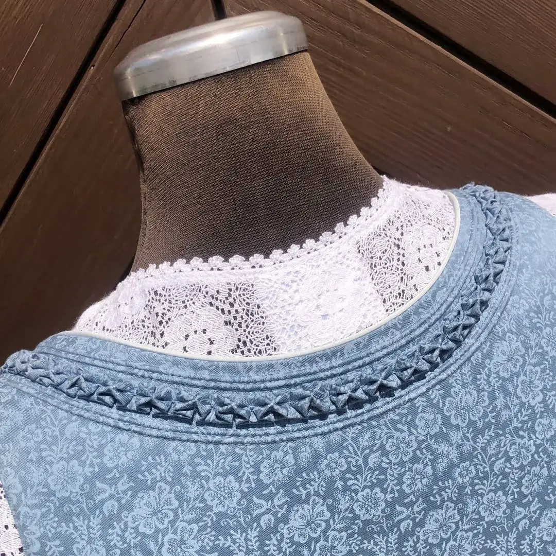 Waldorff Dirndlbluse kurzarm mit V-Ausschnitt No. 13 – Bild 37 – Chiemgauer Heimatwerk Trachten-Onlineshop Waldorff Dirndlbluse kurzarm mit V-Ausschnitt No. 13 - Bild 37 - Chiemgauer Heimatwerk Trachten-Onlineshop