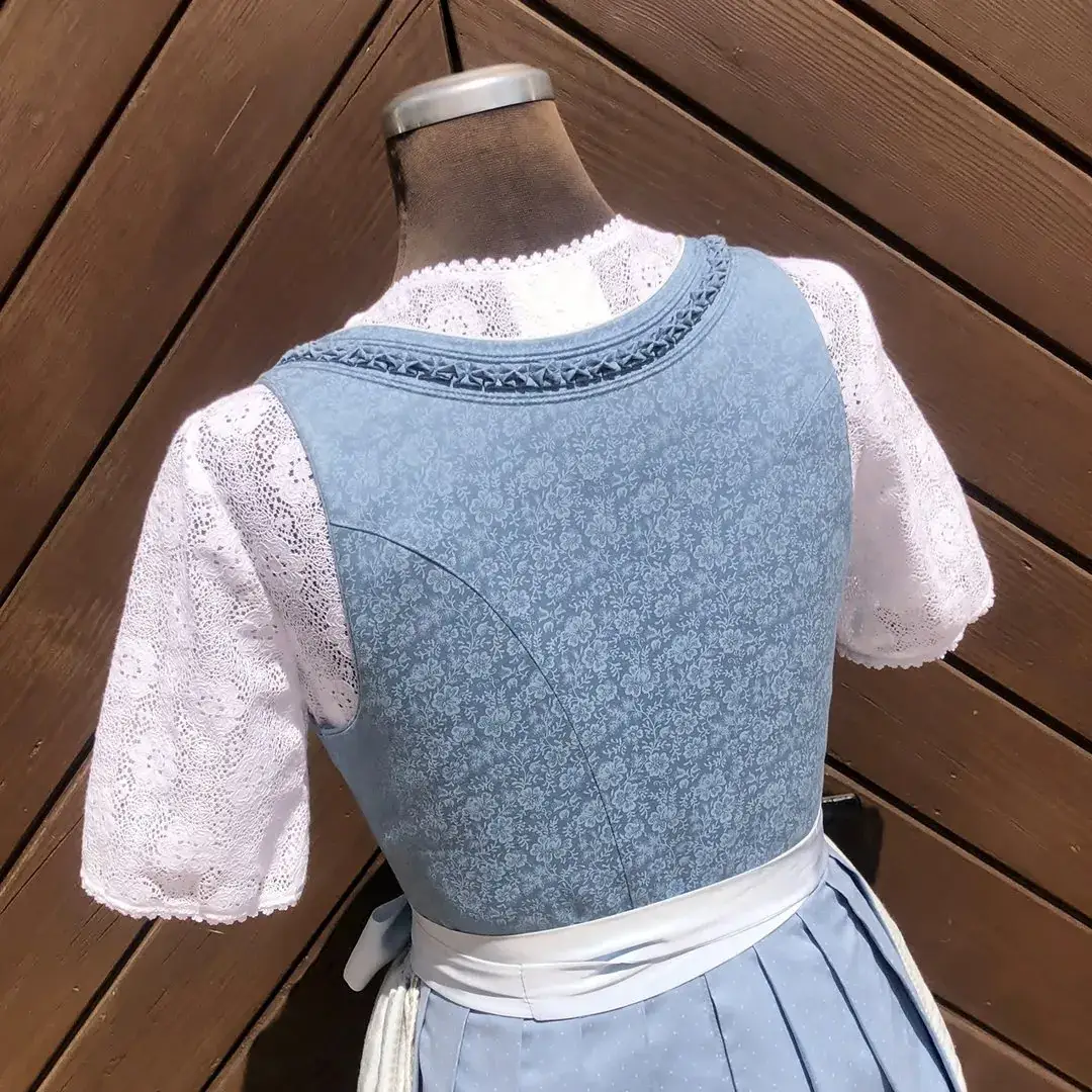Waldorff Dirndlbluse kurzarm mit V-Ausschnitt No. 13 – Bild 48 – Chiemgauer Heimatwerk Trachten-Onlineshop Waldorff Dirndlbluse kurzarm mit V-Ausschnitt No. 13 - Bild 48 - Chiemgauer Heimatwerk Trachten-Onlineshop