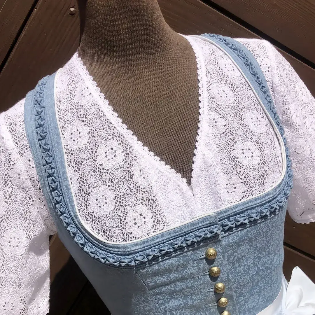 Waldorff Dirndlbluse kurzarm mit V-Ausschnitt No. 13 – Bild 49 – Chiemgauer Heimatwerk Trachten-Onlineshop Waldorff Dirndlbluse kurzarm mit V-Ausschnitt No. 13 - Bild 49 - Chiemgauer Heimatwerk Trachten-Onlineshop