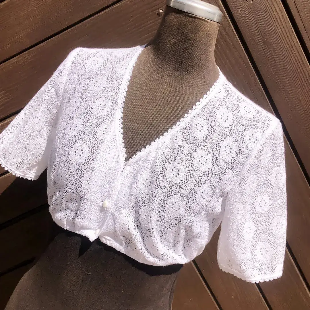 Waldorff Dirndlbluse kurzarm mit V-Ausschnitt No. 13 – Bild 60 – Chiemgauer Heimatwerk Trachten-Onlineshop Waldorff Dirndlbluse kurzarm mit V-Ausschnitt No. 13 - Bild 60 - Chiemgauer Heimatwerk Trachten-Onlineshop