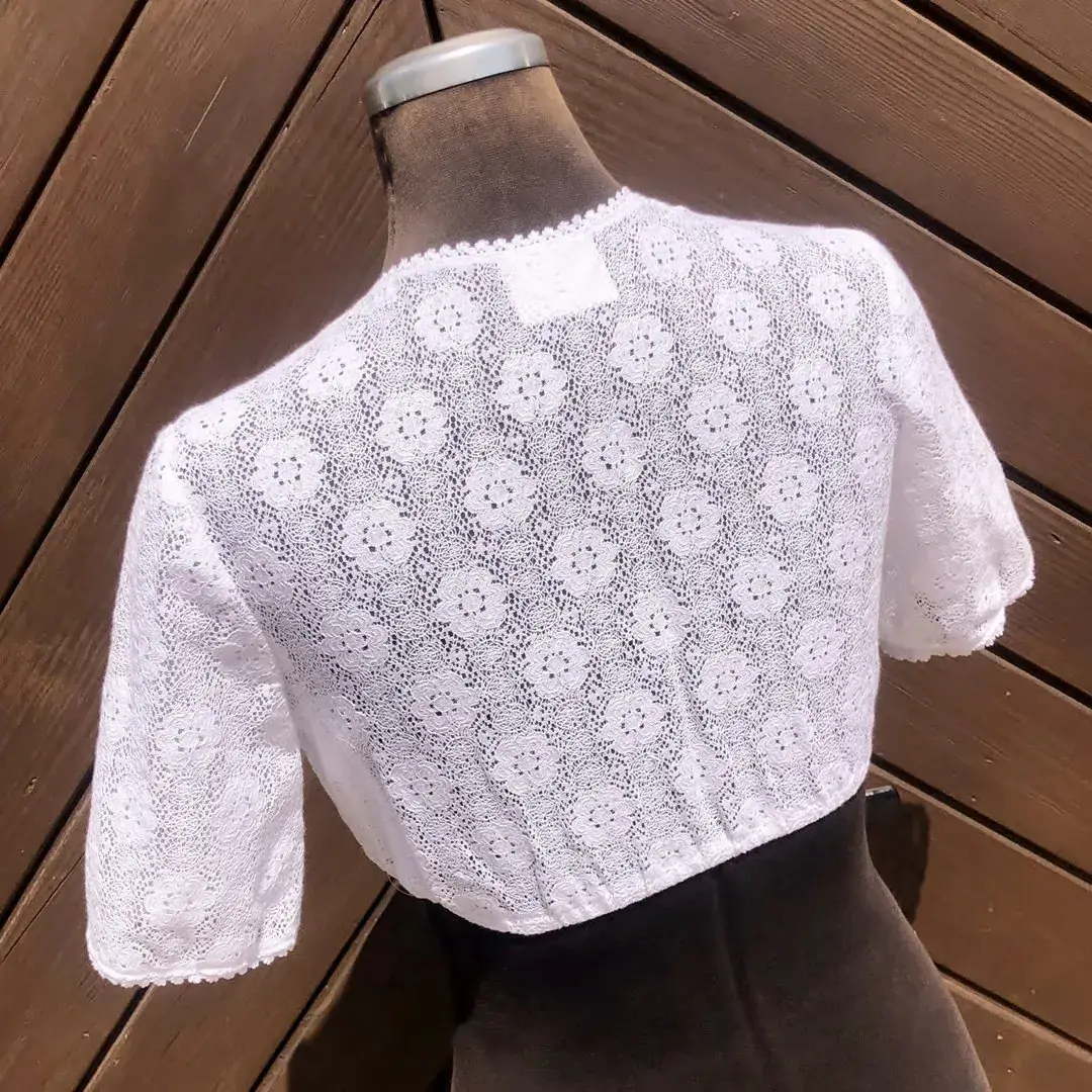 Waldorff Dirndlbluse kurzarm mit V-Ausschnitt No. 13 – Bild 62 – Chiemgauer Heimatwerk Trachten-Onlineshop Waldorff Dirndlbluse kurzarm mit V-Ausschnitt No. 13 - Bild 62 - Chiemgauer Heimatwerk Trachten-Onlineshop