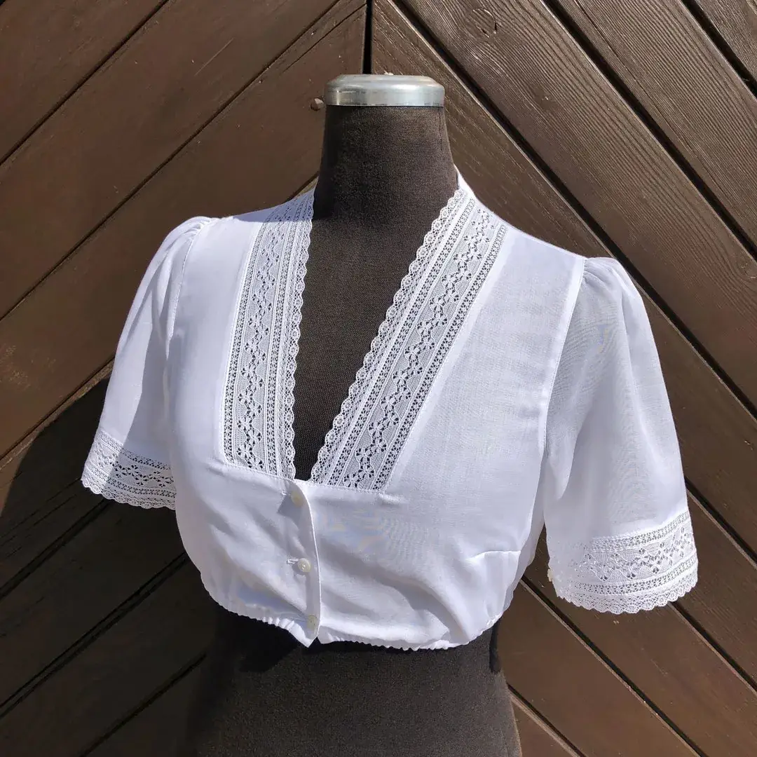 Waldorff Dirndlbluse kurzarm mit V-Ausschnitt No. 17 – Bild 1 – Chiemgauer Heimatwerk Trachten-Onlineshop Waldorff Dirndlbluse kurzarm mit V-Ausschnitt No. 17 - Bild 1 - Chiemgauer Heimatwerk Trachten-Onlineshop