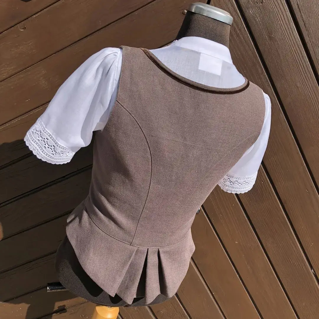 Waldorff Dirndlbluse kurzarm mit V-Ausschnitt No. 17 – Bild 10 – Chiemgauer Heimatwerk Trachten-Onlineshop Waldorff Dirndlbluse kurzarm mit V-Ausschnitt No. 17 - Bild 10 - Chiemgauer Heimatwerk Trachten-Onlineshop
