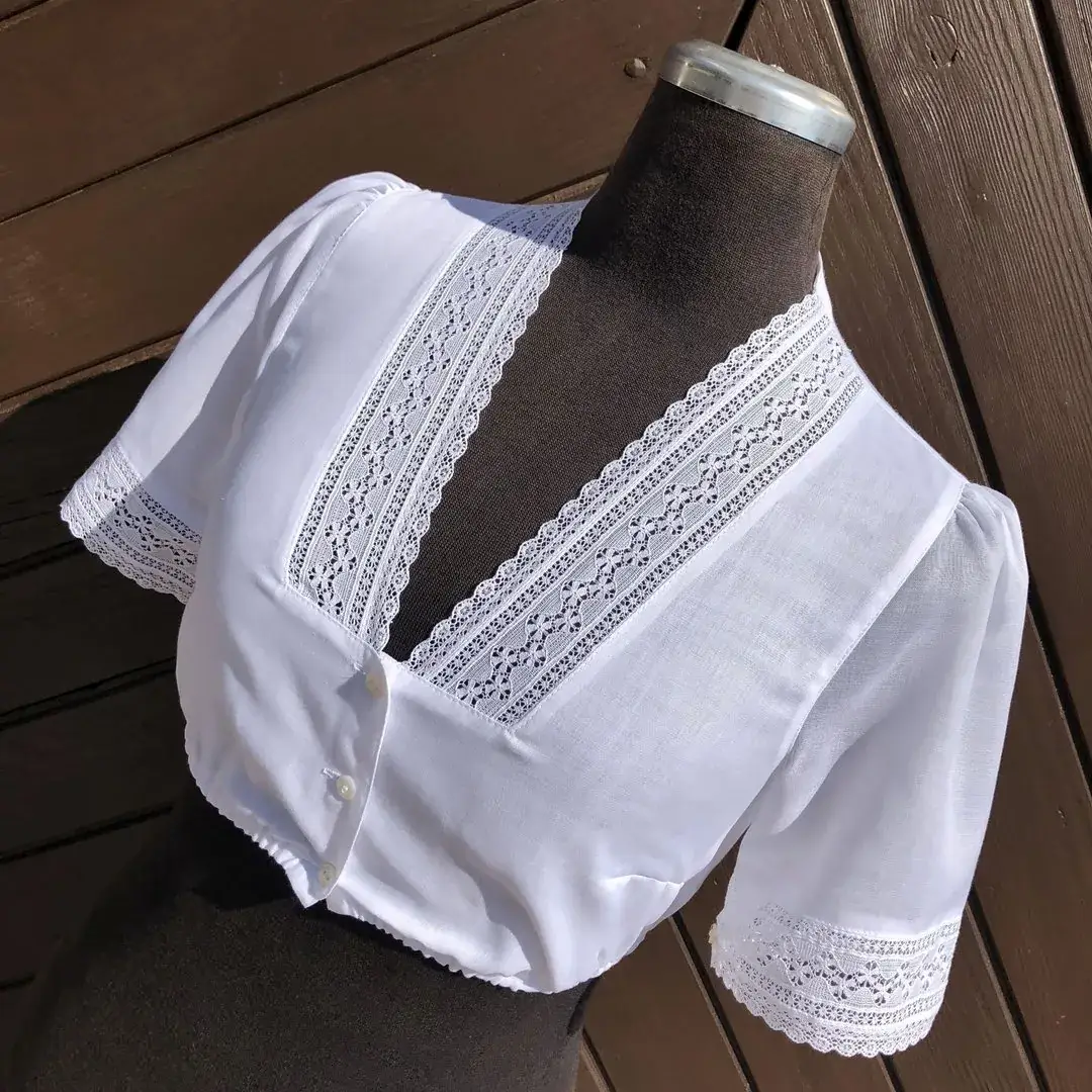 Waldorff Dirndlbluse kurzarm mit V-Ausschnitt No. 17 – Bild 12 – Chiemgauer Heimatwerk Trachten-Onlineshop Waldorff Dirndlbluse kurzarm mit V-Ausschnitt No. 17 - Bild 12 - Chiemgauer Heimatwerk Trachten-Onlineshop