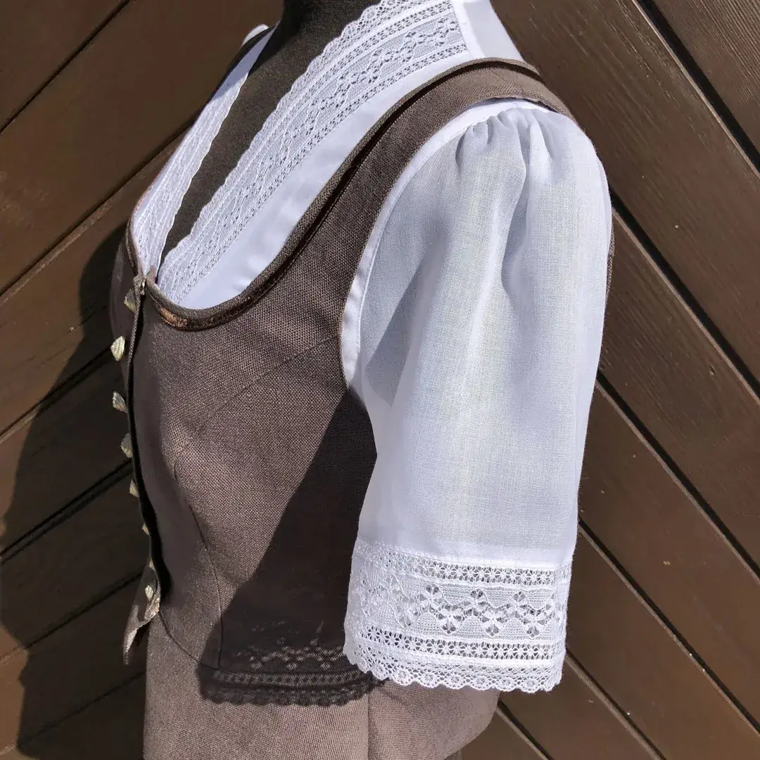 Waldorff Dirndlbluse kurzarm mit V-Ausschnitt No. 17 – Bild 7 – Chiemgauer Heimatwerk Trachten-Onlineshop Waldorff Dirndlbluse kurzarm mit V-Ausschnitt No. 17 - Bild 7 - Chiemgauer Heimatwerk Trachten-Onlineshop