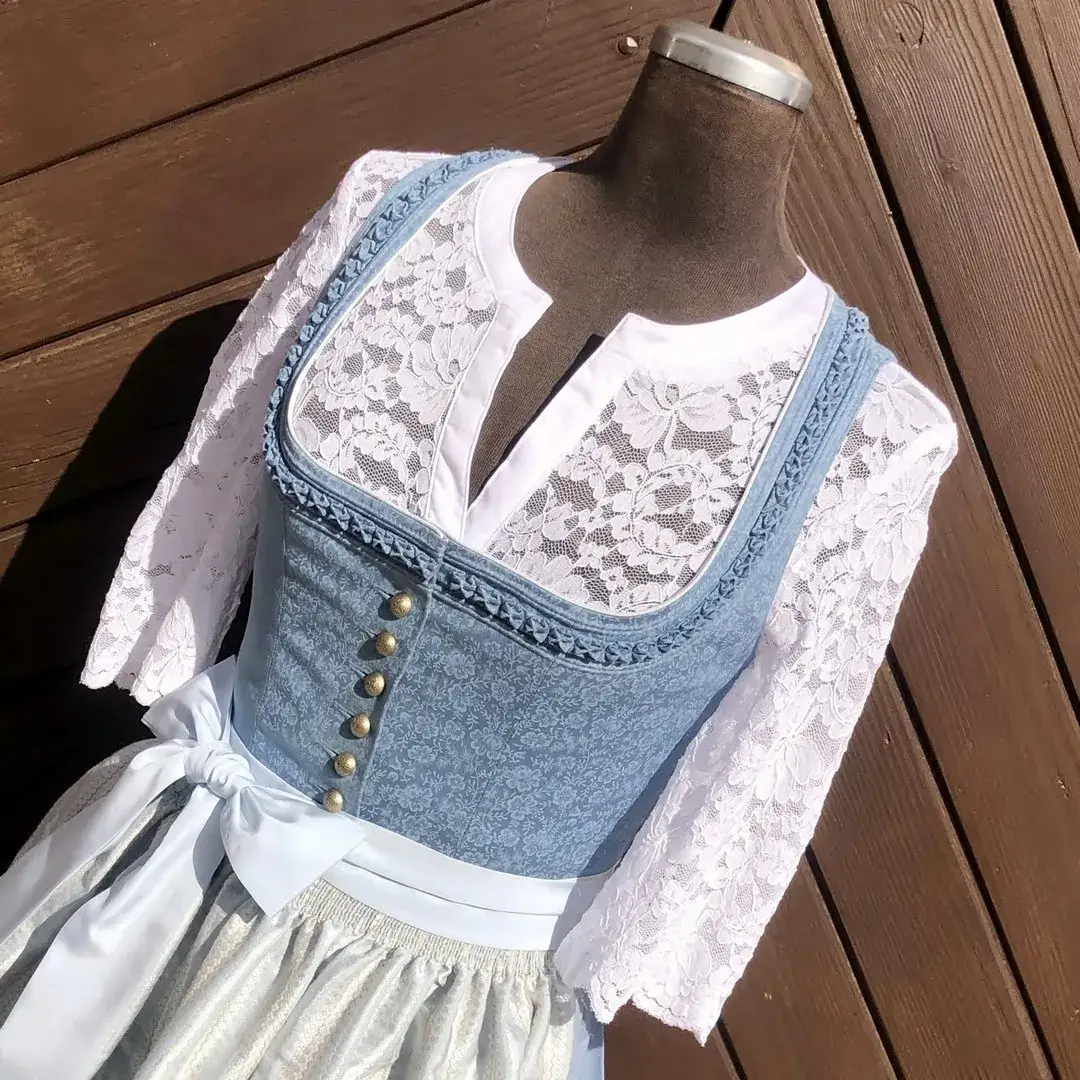 Waldorff Dirndlbluse kurzarm mit V-Ausschnitt No. 19 – Bild 1 – Chiemgauer Heimatwerk Trachten-Onlineshop Waldorff Dirndlbluse kurzarm mit V-Ausschnitt No. 19 - Bild 1 - Chiemgauer Heimatwerk Trachten-Onlineshop