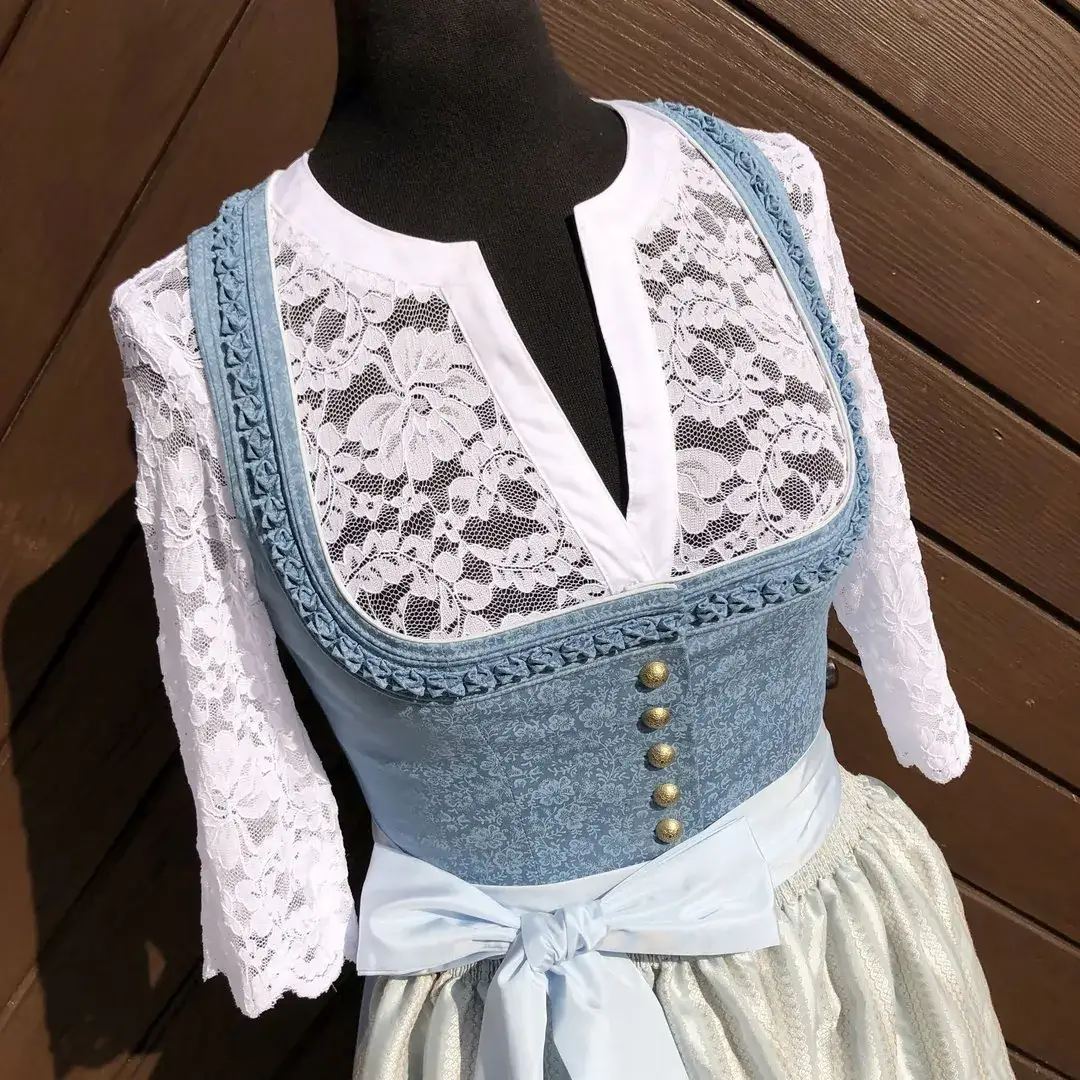 Waldorff Dirndlbluse kurzarm mit V-Ausschnitt No. 19 – Bild 39 – Chiemgauer Heimatwerk Trachten-Onlineshop Waldorff Dirndlbluse kurzarm mit V-Ausschnitt No. 19 - Bild 39 - Chiemgauer Heimatwerk Trachten-Onlineshop
