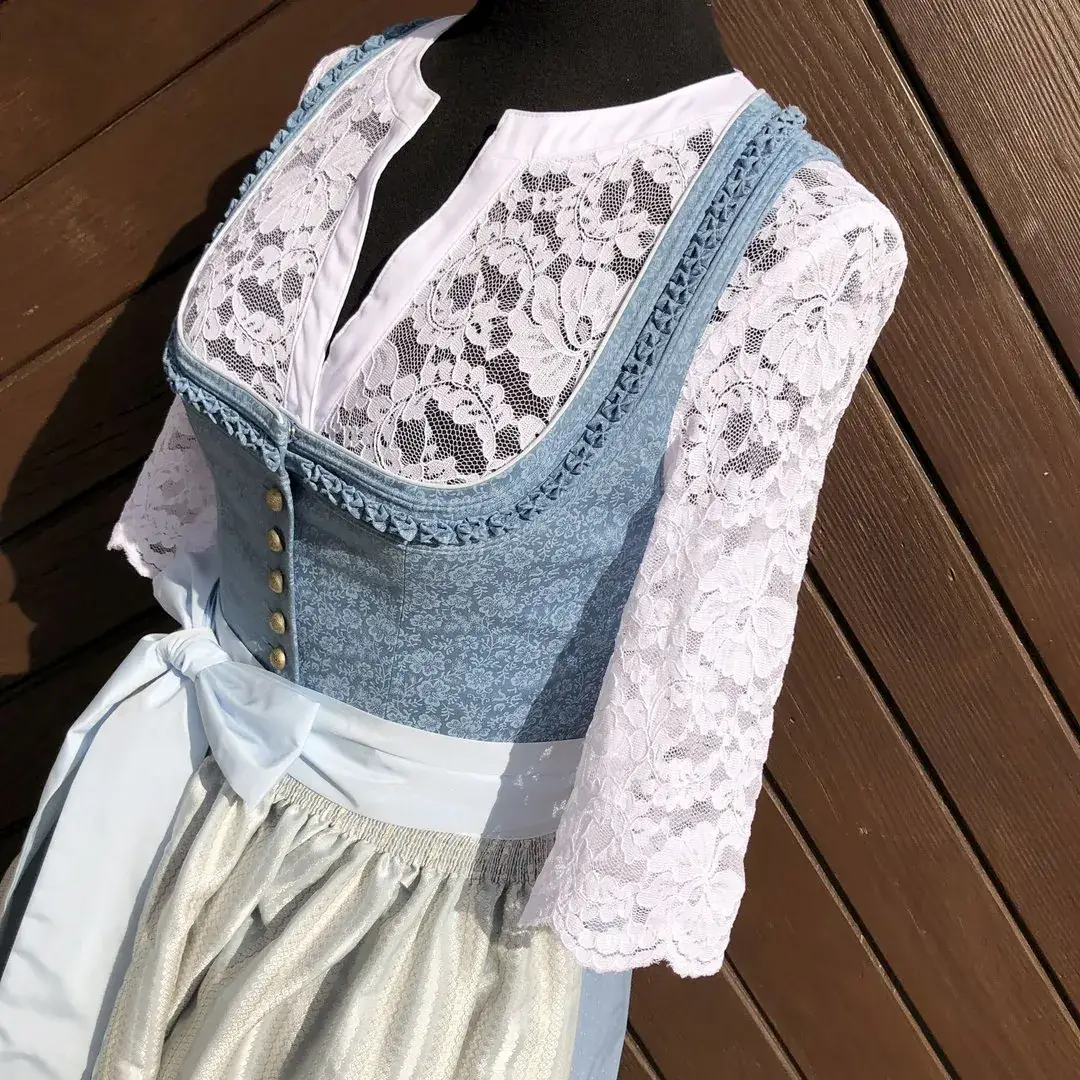 Waldorff Dirndlbluse kurzarm mit V-Ausschnitt No. 19 – Bild 6 – Chiemgauer Heimatwerk Trachten-Onlineshop Waldorff Dirndlbluse kurzarm mit V-Ausschnitt No. 19 - Bild 6 - Chiemgauer Heimatwerk Trachten-Onlineshop