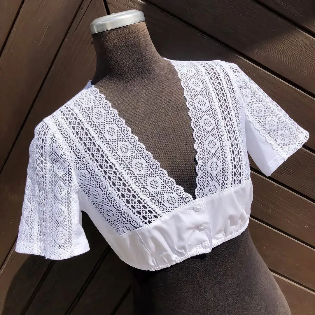 Waldorff Dirndlbluse kurzarm mit V-Ausschnitt No. 24 – Bild 1 – Chiemgauer Heimatwerk Trachten-Onlineshop Waldorff Dirndlbluse kurzarm mit V-Ausschnitt No. 24 - Bild 1 - Chiemgauer Heimatwerk Trachten-Onlineshop