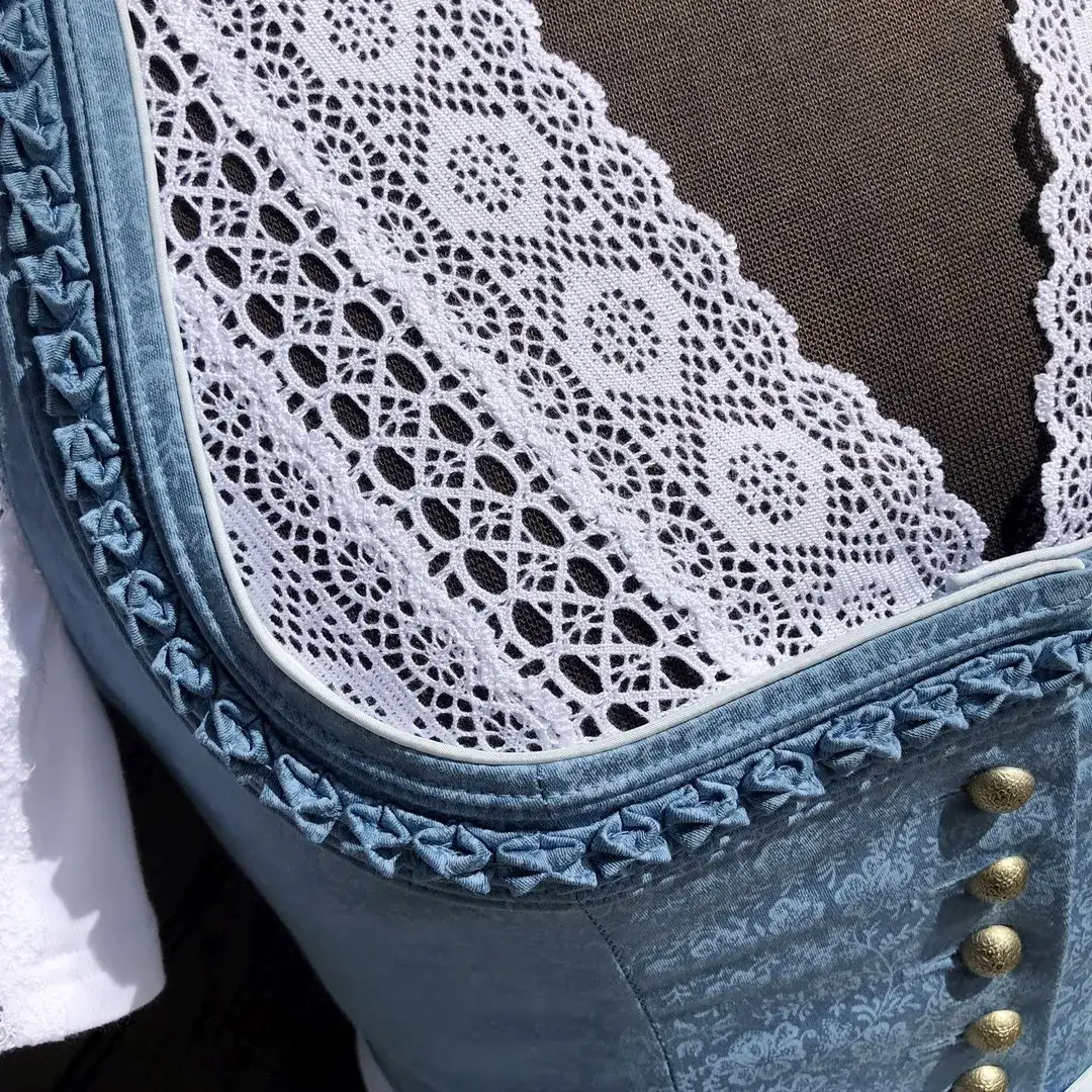 Waldorff Dirndlbluse kurzarm mit V-Ausschnitt No. 24 – Bild 17 – Chiemgauer Heimatwerk Trachten-Onlineshop Waldorff Dirndlbluse kurzarm mit V-Ausschnitt No. 24 - Bild 17 - Chiemgauer Heimatwerk Trachten-Onlineshop