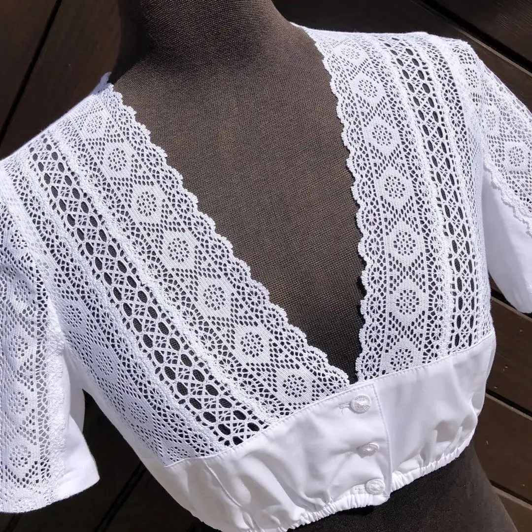 Waldorff Dirndlbluse kurzarm mit V-Ausschnitt No. 24 – Bild 38 – Chiemgauer Heimatwerk Trachten-Onlineshop Waldorff Dirndlbluse kurzarm mit V-Ausschnitt No. 24 - Bild 38 - Chiemgauer Heimatwerk Trachten-Onlineshop