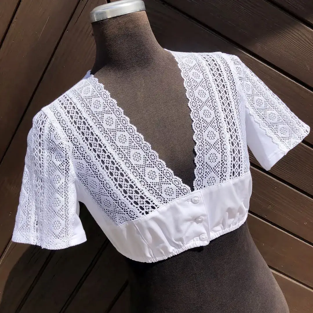 Waldorff Dirndlbluse kurzarm mit V-Ausschnitt No. 24 – Bild 5 – Chiemgauer Heimatwerk Trachten-Onlineshop Waldorff Dirndlbluse kurzarm mit V-Ausschnitt No. 24 - Bild 5 - Chiemgauer Heimatwerk Trachten-Onlineshop
