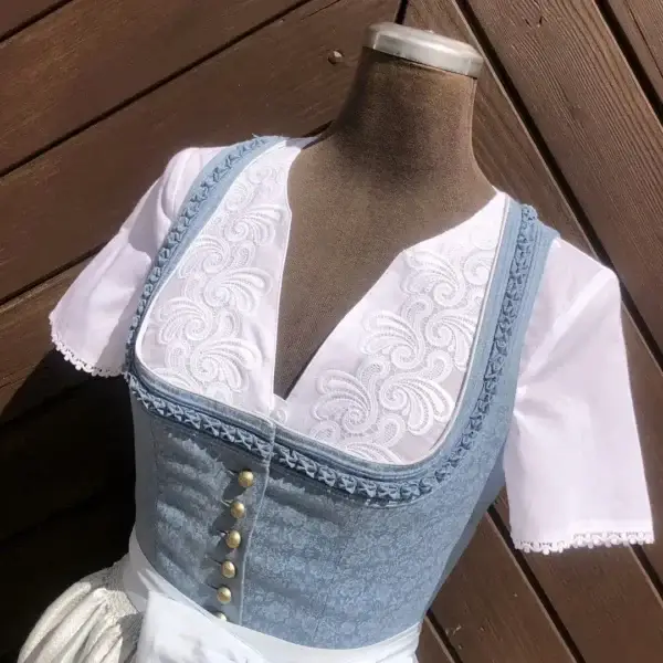 Waldorff Dirndlbluse kurzarm mit V-Ausschnitt No. 25 – Bild 1 – Chiemgauer Heimatwerk Trachten-Onlineshop Waldorff Dirndlbluse kurzarm mit V-Ausschnitt No. 25 - Bild 1 - Chiemgauer Heimatwerk Trachten-Onlineshop