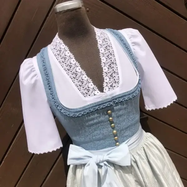 Waldorff Dirndlbluse kurzarm mit V-Ausschnitt No. 27 – Bild 1 – Chiemgauer Heimatwerk Trachten-Onlineshop Waldorff Dirndlbluse kurzarm mit V-Ausschnitt No. 27 - Bild 1 - Chiemgauer Heimatwerk Trachten-Onlineshop