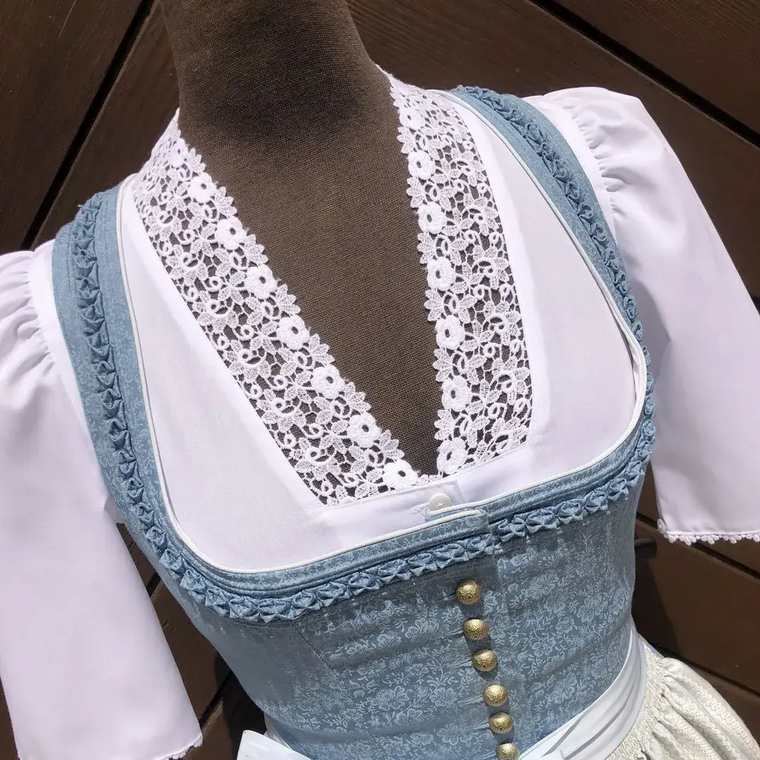 Waldorff Dirndlbluse kurzarm mit V-Ausschnitt No. 27 – Bild 19 – Chiemgauer Heimatwerk Trachten-Onlineshop Waldorff Dirndlbluse kurzarm mit V-Ausschnitt No. 27 - Bild 19 - Chiemgauer Heimatwerk Trachten-Onlineshop