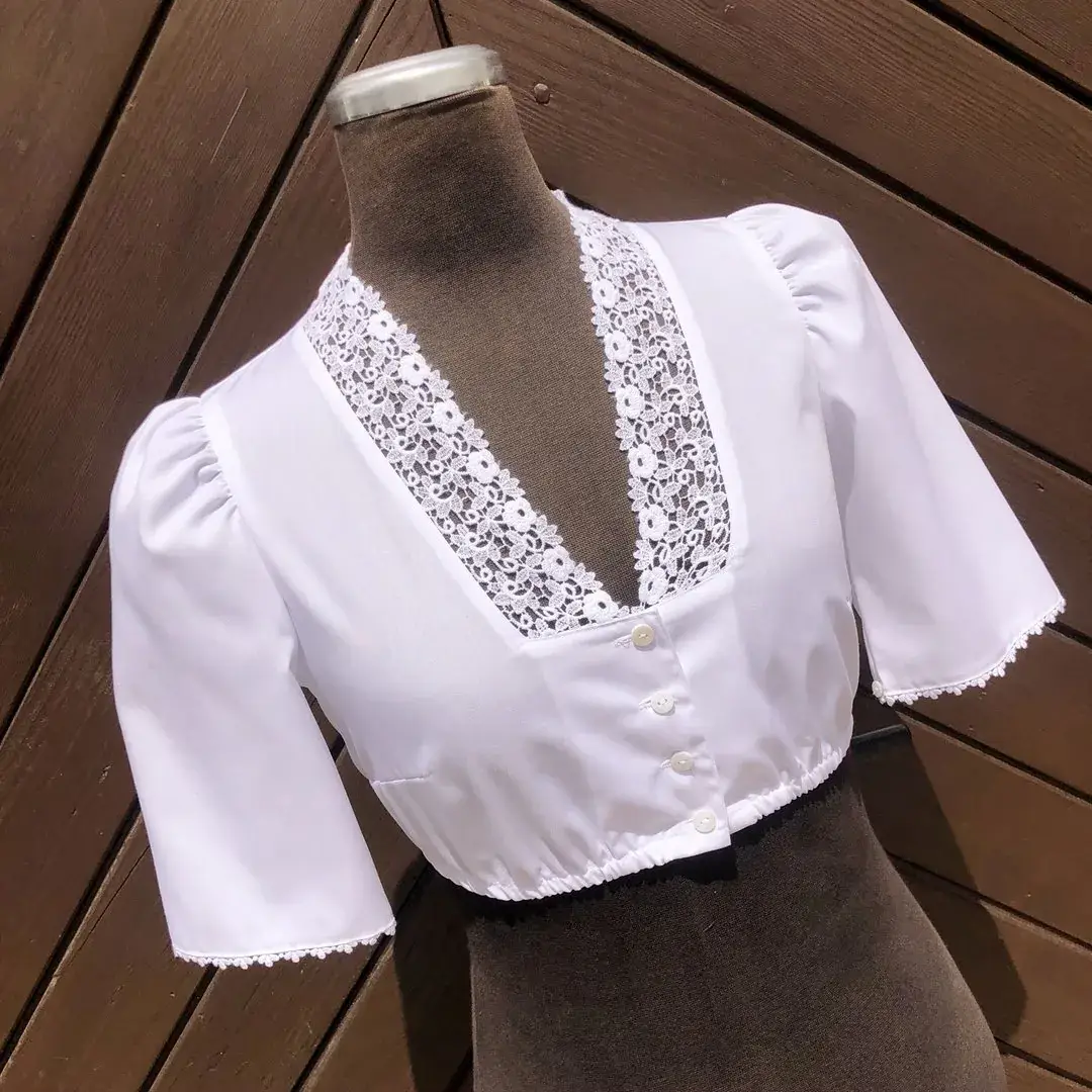 Waldorff Dirndlbluse kurzarm mit V-Ausschnitt No. 27 – Bild 2 – Chiemgauer Heimatwerk Trachten-Onlineshop Waldorff Dirndlbluse kurzarm mit V-Ausschnitt No. 27 - Bild 2 - Chiemgauer Heimatwerk Trachten-Onlineshop